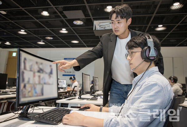 지난해 10월 삼성전자 인재개발원(경기도 용인)에서 삼성전자 감독관이 삼성직무적성검사(GSAT) 응시자를 대상으로 예비 소집을 진행하는 모습. 삼성 제공