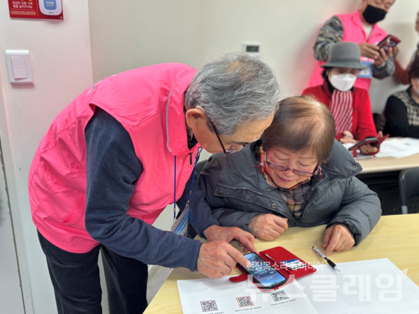 전년도 우수 수강생(왼쪽) 어르신이 보조강사로 활동하며 우리 어르신 IT 행복 배움교실 수업 수강생들을 돕고 있다. 우리금융그룹 제공