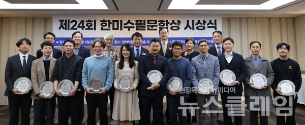 지난 8일 한미약품 본사에서 열린 ‘제24회 한미수필문학상’ 시상식에서 수상자들이 상패를 들고 기념촬영을 하고 있다. 한미약품 제공