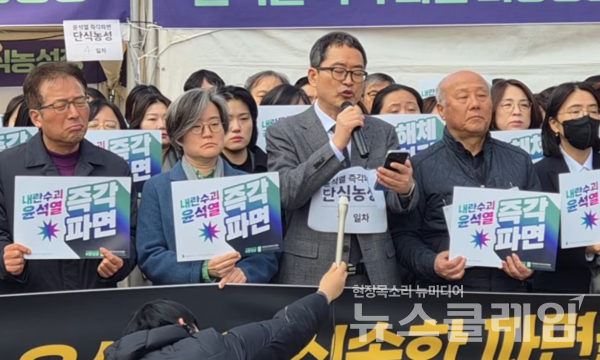 11일 오전 서울 광화문 서십자각 농성장 앞 출구에서 진행된 '내란 우두머리 윤석열의 신속한 파면을 촉구하는 민주사회를 위한 변호사모임 시국선언'. 사진=김동길 기자