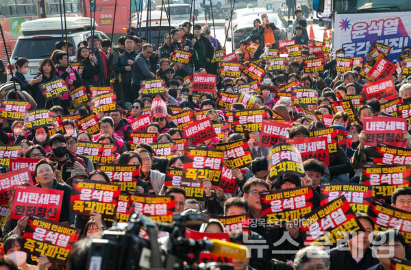 11일 오후 서울 광화문 동십자각 앞에서 열린 '민주노총 전국단위사업장 대표자 비상 결의대회'. 사진=민주노총