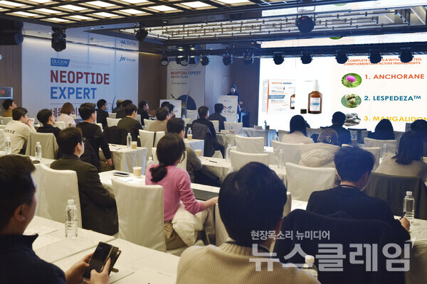 JW신약은 모발 케어 화장품 ‘듀크레이 네옵타이드 엑스퍼트(DUCRAY NEOPTIDE EXPERT)’ 국내 출시 1주년을 맞아 ‘모두모아(毛頭More) 심포지엄’을 개최했다고 12일 밝혔다. JW신약 제공