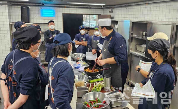 제너시스BBQ 그룹(회장 윤홍근)은 이천에 위치한 프랜차이즈 교육 시설인 치킨대학에서 패밀리를 대상으로 ‘원포인트레슨(OPL)’ 프로그램을 진행했다고 12일 밝혔다. BBQ 제공