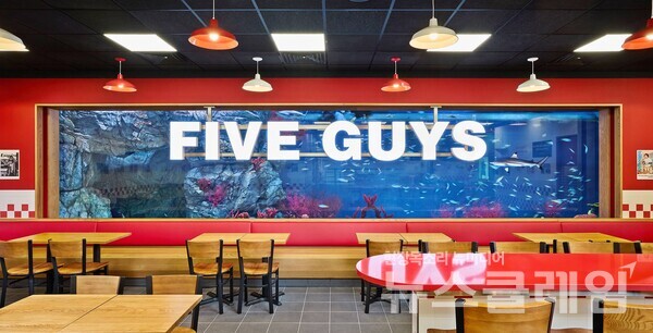 파이브가이즈 광교 6호점 매장 전경. 에프지코리아 제공