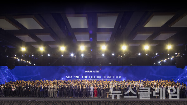 미래에셋 인도법인이 쉐어칸 증권 인수 100일을 맞아 'Shaping The Future Together' 주제로 개최한 '그룹 비전 선포식'에 박현주 회장이 참석해 현지 133명 지점장을 포함해 인도 임직원 3,800여 명을 대표하는 주요 직책자 350여 명과 기념 촬영을 하고 있다. 미래에셋증권 제공