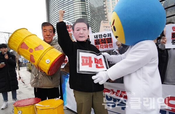 12일 오전 서울 종로구 일본대사관 앞에서 진행된 '후쿠시마 핵 오염수 11차 해양투기 규탄 기자회견'. 사진=환경운동연합
