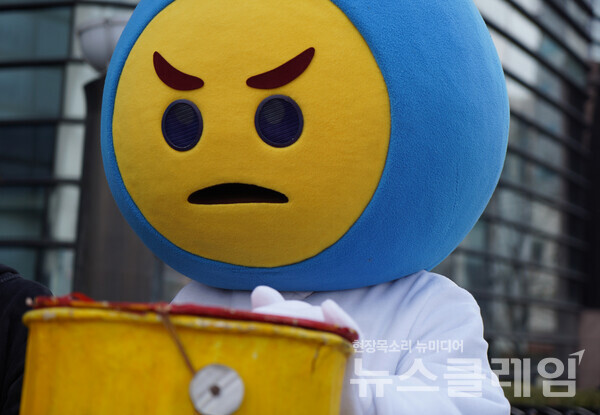 12일 오전 서울 종로구 일본대사관 앞에서 진행된 '후쿠시마 핵 오염수 11차 해양투기 규탄 기자회견'. 사진=환경운동연합