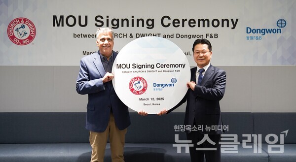 12일 서울시 서초구 동원그룹 본사에서 강용수 동원F&B DNB본부장(오른쪽)과 아룬 히라난다니 처치앤드와이트 부사장(왼쪽)이 업무 협약을 맺고 기념 촬영을 하고 있다. 동원F&B 제공