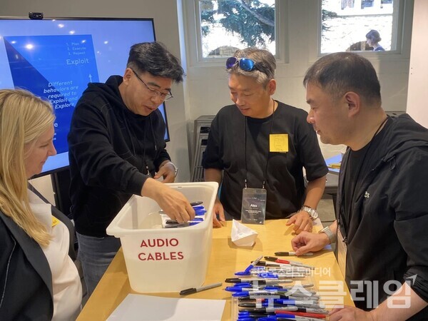 ‘GS 비욘드 혁신과정’에 참여한 GS건설 직원들이 스탠포드대 워크샵에 참여한 모습. GS건설 제공