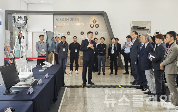 LG전자가 지난해 10월 진행한 '6G 그랜드 서밋'에서 LG전자 CTO 김병훈 부사장(오른쪽 끝)이 통신 기술 연구개발 현황 및 미래 방향성에 대해 설명을 듣고 있다. LG전자 제공