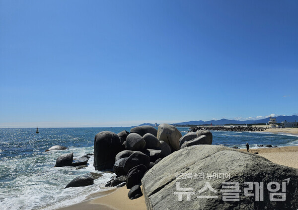 사천진공원 모래사장에서 바다로 향해 뻗어 나간 둥그런 바위들의 끝엔 永樂臺(영락대)가 단정한 해서체 글씨로 새겨져 있다. 나라가 일본에 넘어가지 전해에 영원한 즐거움을 이 바위에 새긴 사람들은 누구였을까. 사진=오근식 객원위원