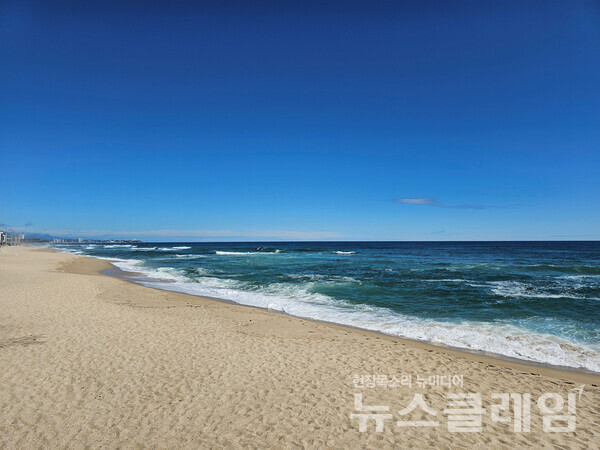 모퉁이를 돌아서니 사천진해수욕장과 하평해수욕장이 이어지며 아득히 멀게 보이는 곳에 주문진항이 기다리고 있었다. 사진=오근식 객원위원