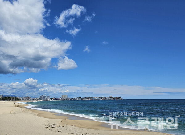 다시 바닷가로 나와 영진해변에서 바라보니 강릉의 부도심인 주문진항 일대가 한층 더 가까이 와 있었다. 사진=오근식 객원위원