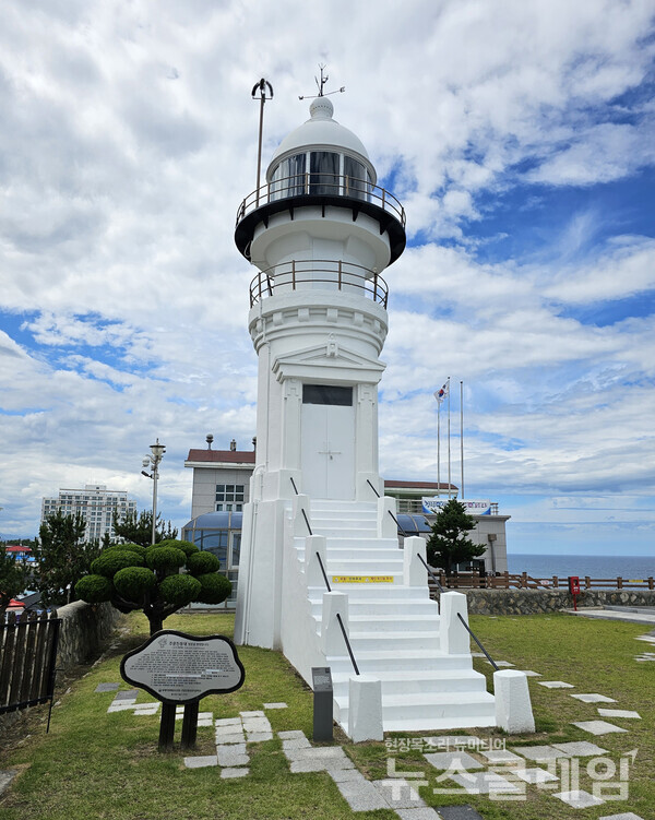 주문진항 북단에서 새뜰마을 골목을 걸어 도착한 주문진등대는 해발 30여미터에 불과한 봉구미 언덕에 자리 잡고 있다. 1918년 일제강점기에 강원도에서는 가장 먼저 설치된 등대다. 사진=오근식 객원위원