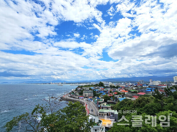 주문진등대 앞마당에서 돌아보면 강릉해변이 끝없이 평쳐져 있다. 이 풍경 하나를 보기 위해서라도 이곳엔 꼭 올라야 한다. 사진=오근식 객원위원