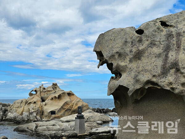 소돌항 아들바위공원을 돌아나와 주문진해변을 향하며 다시 돌아보면 바위들은 다른 모습으로 변해 있다. 사진=오근식 객원위원