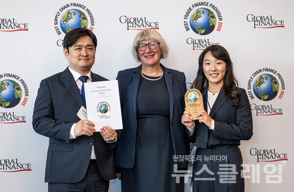 시상식에 참석한 김동혁 가산디지털금융센터지점 팀장(사진 왼쪽)이 길리 라이트(Gilly Wright) 글로벌파이낸스誌 트랜잭션 뱅킹 에디터(사진 가운데)와 기념 촬영을 하고 있다. 하나은행 제공