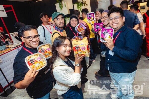 말레이시아 신라면 툼바 행사장에서 참석자들이 포즈를 취하고 있다. 농심 제공