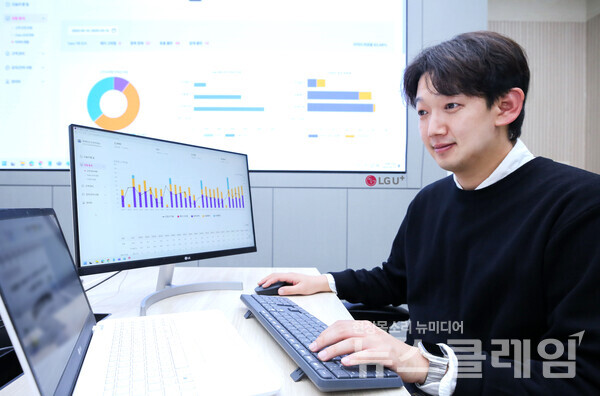 LG유플러스 직원이 AI 기반 CRM을 활용하는 모습. LG유플러스 제공