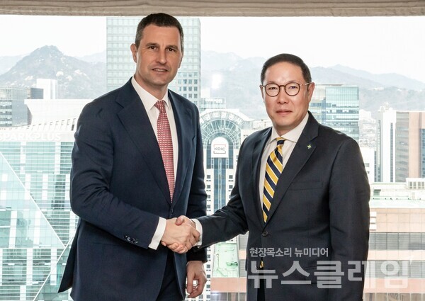 조현상 HS효성 부회장이 17일 서울 소공동 롯데호텔에서 바르나 탄초스 루마니아 부총리 겸 재무부장관을 만나 투자환경 개선을 협의했다. 조현상 HS효성 부회장(오른쪽)과 바르나 탄초스 루마니아 부총리(왼쪽). HS효성 제공