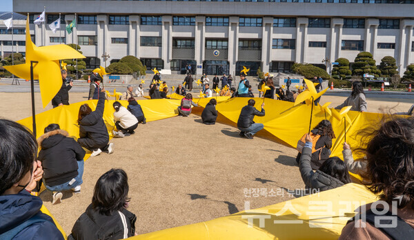 19일 오전 인천시청 앞에서 열린 '세월호참사 11주기 인천추모위원회 출범 선포 기자회견'. 사진=세월호참사 11주기 인천추모위원회
