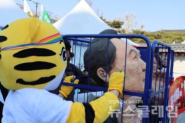 19일 오전 서울 경복궁 서십자각 비상행동 농성장 앞에서 진행된 '윤석열 파면 촉구 릴레이 시국선언 기자회견'. 사진=윤석열 물어가는 범청년행동