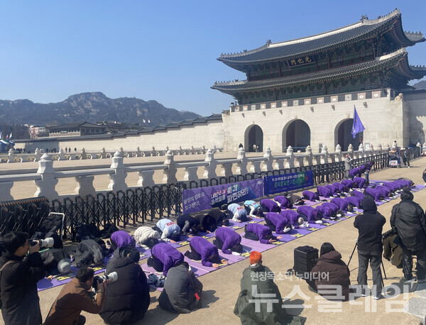 19일 오후 서울 종로구 광화문 월대 인근에서 진행된 '윤석열 파면 기원 159배'. 사진=윤석열즉각퇴진·사회대개혁 비상행동