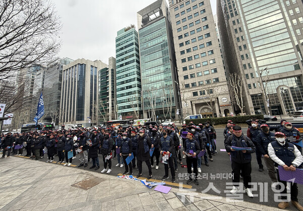 20일 오전 서울 강남구 포스코센터 앞에서 진행된 '포스코의 불법경영, 노동차별 중단 촉구 기자회견'. 사진=금속노조