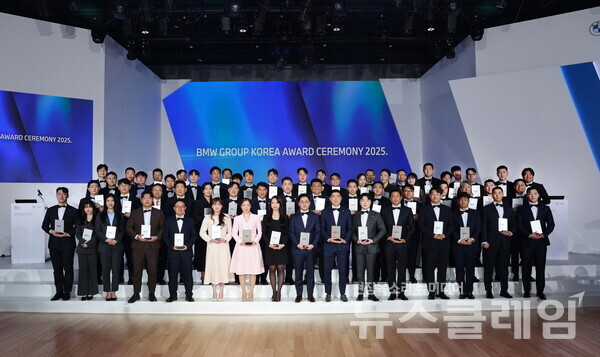 BMW 그룹 코리아(대표 한상윤)는 지난 18일 ‘BMW 그룹 코리아 어워드 2025(BMW Group Korea Awards 2025)’를 개최하고 2024년 한 해 동안 BMW와 MINI의 세일즈, 애프터세일즈, 파이낸셜 부문에서 최고의 성과를 거둔 딜러사 임직원을 대상으로 시상식을 진행했다고 21일 밝혔다. BMW 그룹 코리아 제공