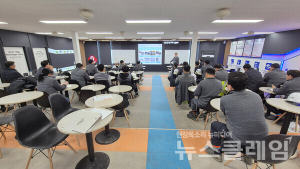 롯데건설 수도권 남부 품질관리자 협의체 참석자들이 품질관리 향상 방안을 논의 중이다. 롯데건설 제공