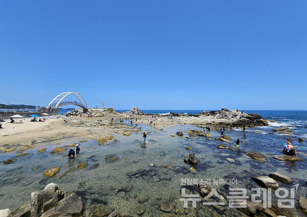 양양 해변에 들어서서 처음 만난 남애항 주변은 가족 단위의 관광객들이 찾아와 바다와 바위를 즐길 수 있는 곳이다. 사진=오근식 객원위원