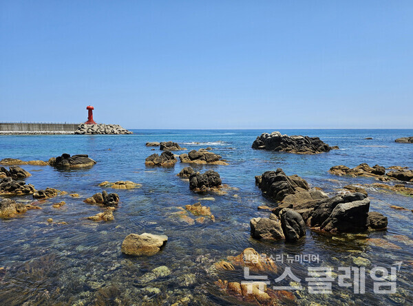 해수욕과 물놀이를 즐길 수 있는 모래해변을 쉼 없이 보며 걸은 탓인지 바위가 흩어진 바다의 모습에 더 눈길이 가기 시작했다. 사진=오근식 객원위원