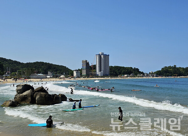 해파랑길41코스가 끝나는 해변의 바다엔 이미 서핑을 즐기는 사람들이 가득했다. 양양이 서핑의 ‘성지’로 변하고 있다. 사진=오근식 객원위원