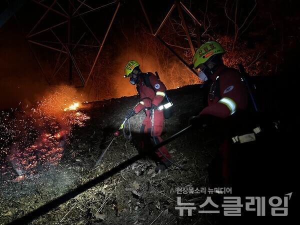 경남 산청 산불진화대원 야간산불 진화. 사진=산림청