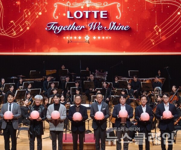 지난 21일 서울 송파구 롯데콘서트홀에서 열린 ‘2025 롯데 행복나눔 동행콘서트’에서 이달곤 동반성장위원장(왼쪽에서 네번째), 이동우 롯데지주 대표이사(왼쪽에서 다섯번째)와 파트너사 직원 대표들이 동반성장을 기원하는 점등식에 참여하고 있다. 롯데지주 제공
