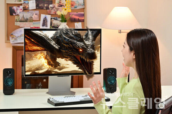 삼성전자 모델이 국내 최초 무안경 3D 게이밍 모니터 '오디세이 3D'를 체험하고 있다. 삼성전자 제공