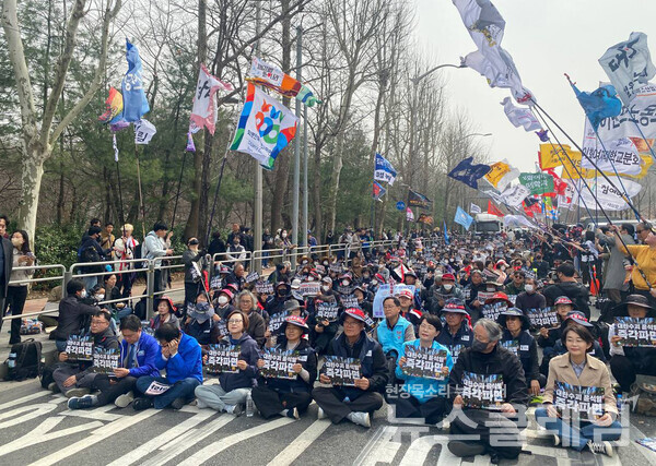 25일 오후 서울 서초구 남태령 고개 일대에서 개최된 '윤석열 대통령 탄핵 촉구 집회'. 사진=민주노총