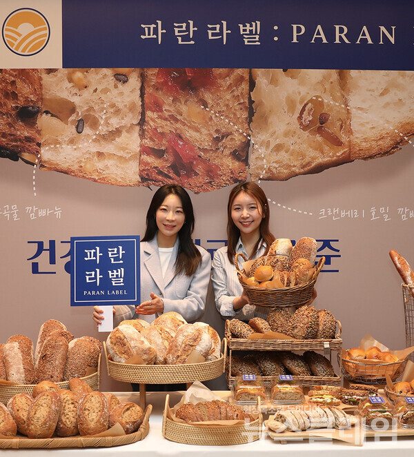 SPC(회장 허영인) 파리바게뜨는 건강빵 브랜드 ‘파란라벨’ 제품 7종이 출시 한 달 만에 누적 판매 120만 개를 돌파했다고 26일 밝혔다. SPC 파리바게뜨 제공