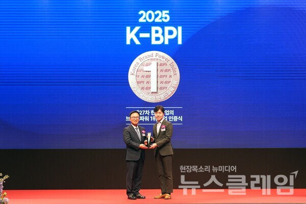 임형욱 교촌에프앤비㈜ 커뮤니케이션부문 전략실장(상무)(우)와 한수희 한국능률협회컨설팅(KMAC) 대표이사(좌)가 ‘2025 한국산업의 브랜드파워(K-BPI)' 시상식 현장에서 기념사진 촬영을 하고 있다. 교촌 제공