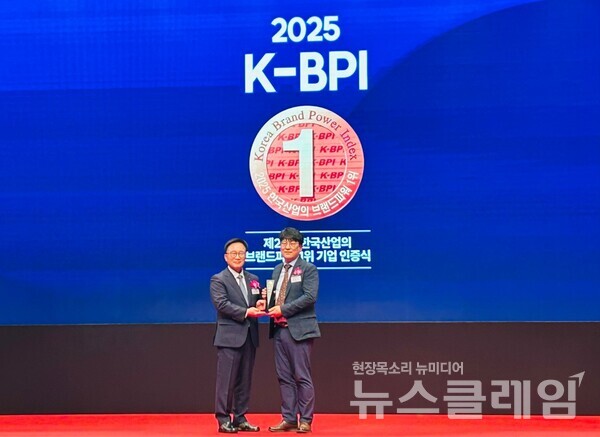 지난 25일 한국능률협회컨설팅에서 주관하는 ‘2025 한국산업의 브랜드파워 1등 인증식에서 롯데GRS 마케팅부문 이승주 상무(우)가 인증패 수여 후 기념 촬영을 하고 있다. 롯데GRS 제공