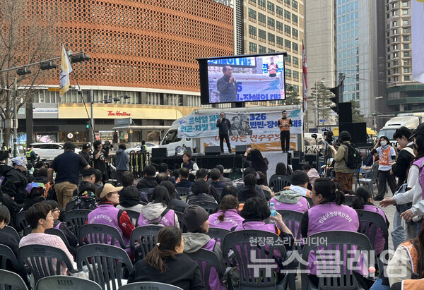 26일 오후 서울시청 동편 도로에서 열린 '2025년 326 빈민 장애인 대회'. 사진=빈곤사회연대