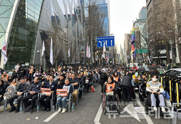 26일 오후 서울시청 동편 도로에서 열린 '2025년 326 빈민 장애인 대회'. 사진=빈곤사회연대