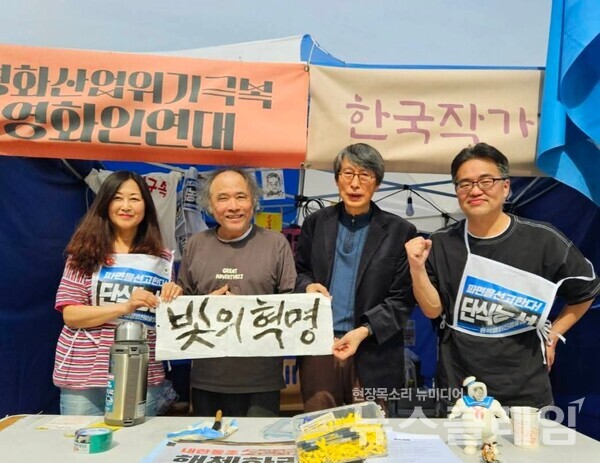 광화문 작가회의 천막에 들렀을 때 모습. 사진=박상률 작가