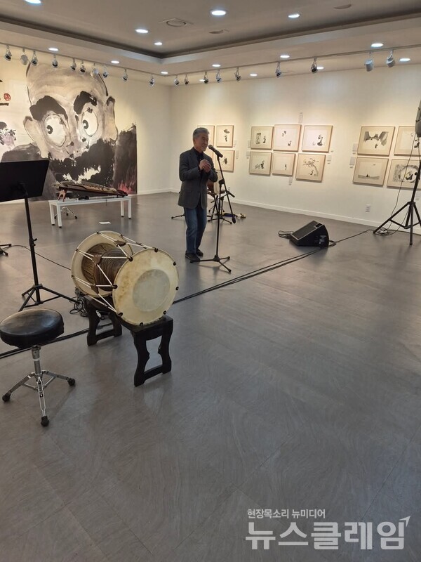 전시회 때 노래 부른 장사익 가객. 사진=박상률 작가