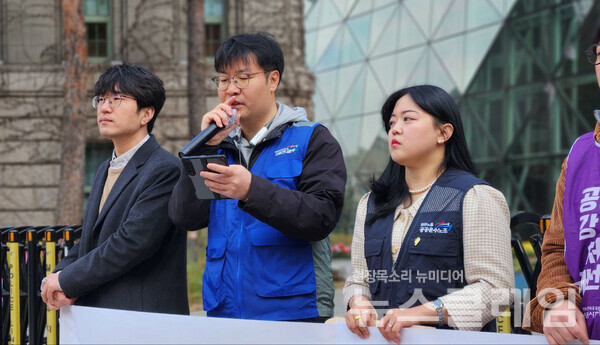 28일 오전 서울시청 앞에서 열린 '오세훈 서울시에 사회복지 공공성·처우개선 촉구하는 사회복지 노동자 기자회견'. 사진=공공운수노조