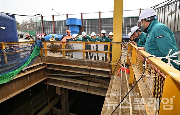 지난 25일 서울시의회 도시안전건설위원회가 강동구 대형 땅꺼짐 사고현장을 긴급 방문해 주변 공사 현장을 살피고 있다. 사진=서울시의회