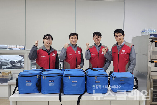 롯데건설 샤롯데 봉사단원들이 의정부 지역에서 봉사활동 후 기념 촬영을 하고 있다. 롯데건설 제공