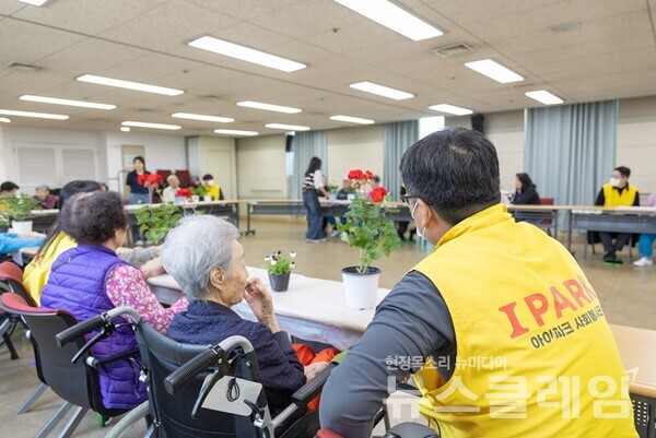 HDC현대산업개발 상봉9-I 현장 직원, 영업본부 등 직원들과 중랑구민 등 총 10여 명이 서울시 중랑구에 있는 서울시립중랑노인전문요양원에서 원예 활동 봉사를 진행했다. HDC현대산업개발 제공