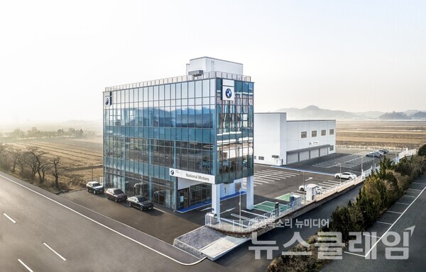 BMW 그룹 코리아(대표이사 한상윤)의 공식 딜러사인 내쇼날 모터스는 BMW 군산 전시장 및 서비스센터를 확장 이전해 오픈했다고 31일 밝혔다. BMW 그룹 코리아 제공