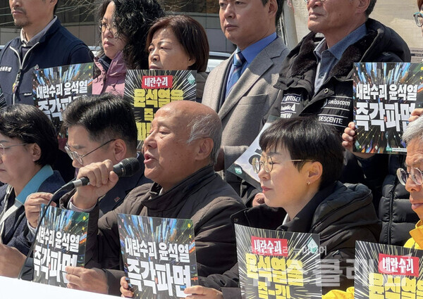 31일 오전 서울 광화문 농성장 앞에서 열린 '윤석열 즉각 파면을 위한 비상행동-제정당 전국긴급집중행동 선포 기자회견'